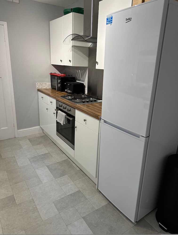 3 bed Chill Glouc With 3 Bedrooms and 1 Bathrooms
