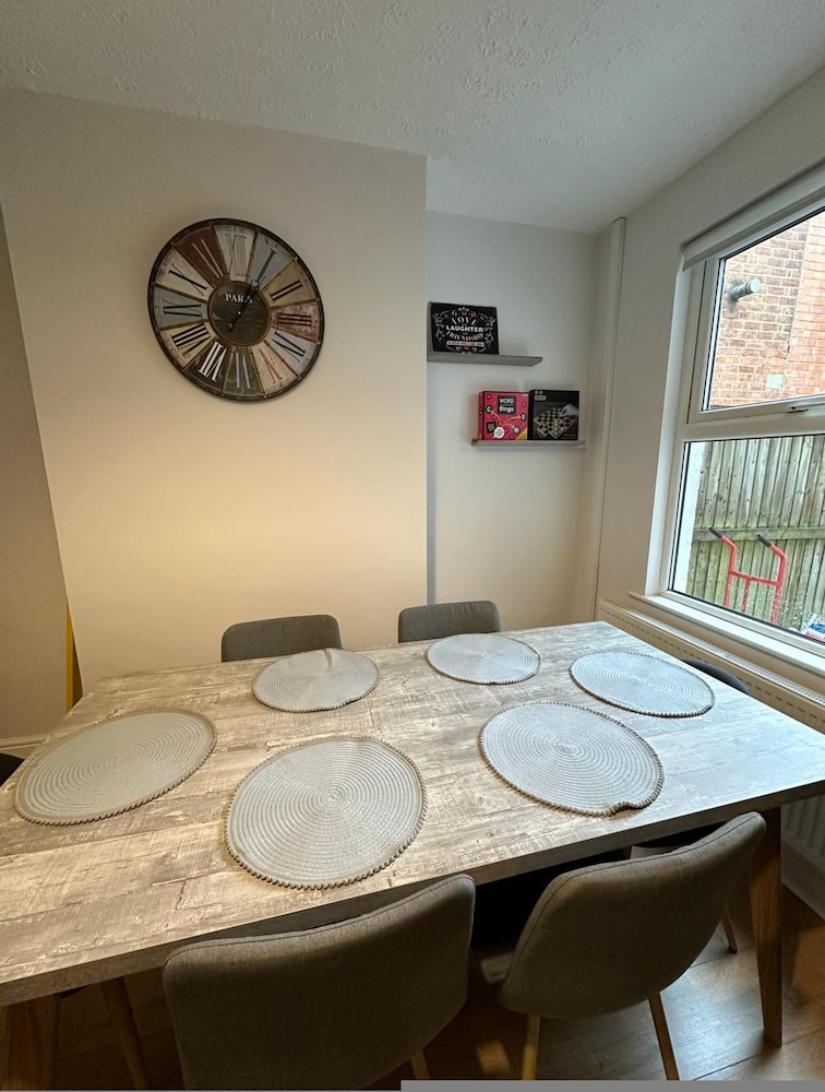 3 bed Chill Glouc With 3 Bedrooms and 1 Bathrooms