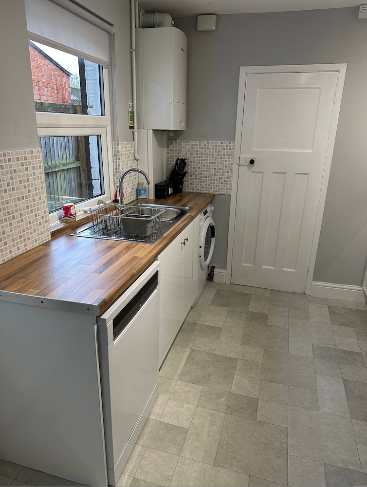3 bed Chill Glouc With 3 Bedrooms and 1 Bathrooms