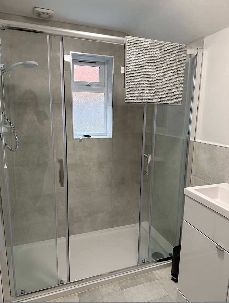 3 bed Chill Glouc With 3 Bedrooms and 1 Bathrooms