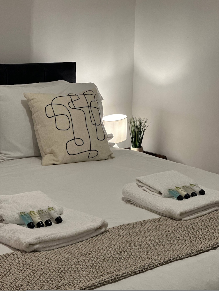3 bed Chill Glouc With 3 Bedrooms and 1 Bathrooms