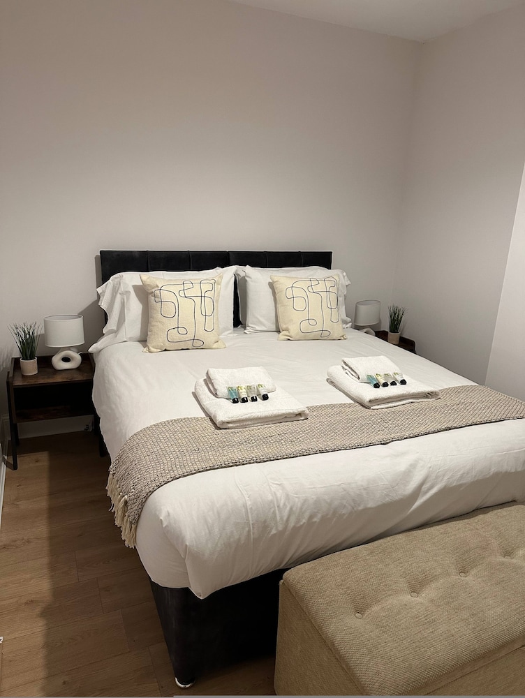 3 bed Chill Glouc With 3 Bedrooms and 1 Bathrooms