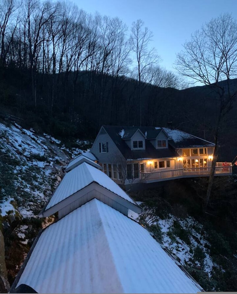 5 BR House- Mt Mitchell Golf Course on the River