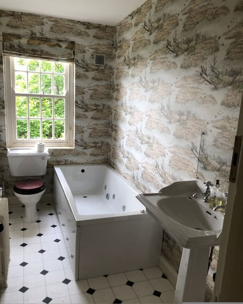 Stunning Hall Cottage Near York and Leeds