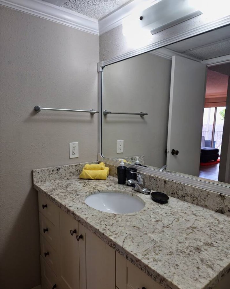 Quiet Stylish Retreat - Near NRG at TX MED Cntr