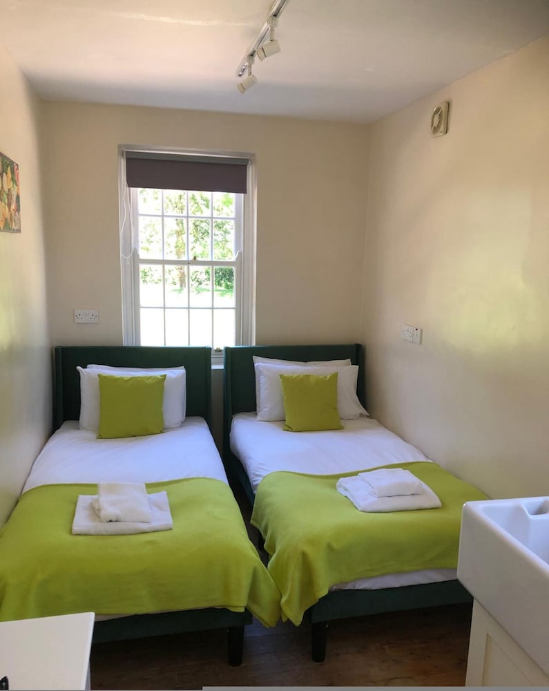 Stunning Hall Cottage Near York and Leeds