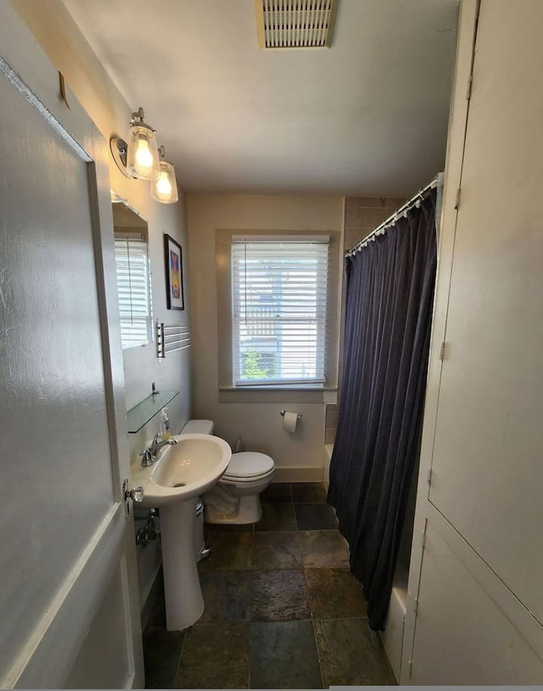 Cute Quiet Garage Apt Home