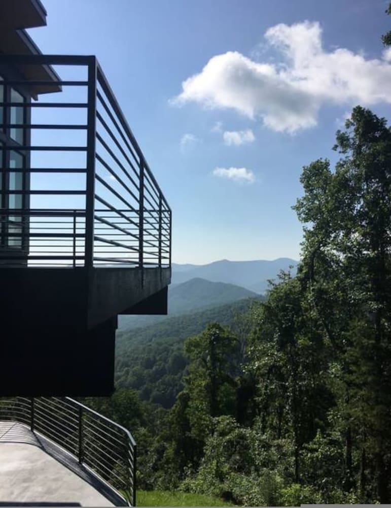 Sky-high Luxury w Million Dollar Views