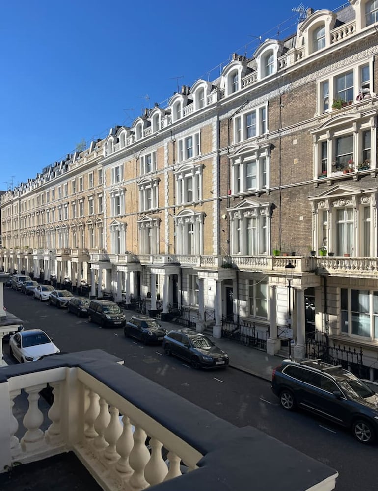 Newly Refurbished - Awesome 3 Bedroom Notting Hill Very Central With a Balcony
