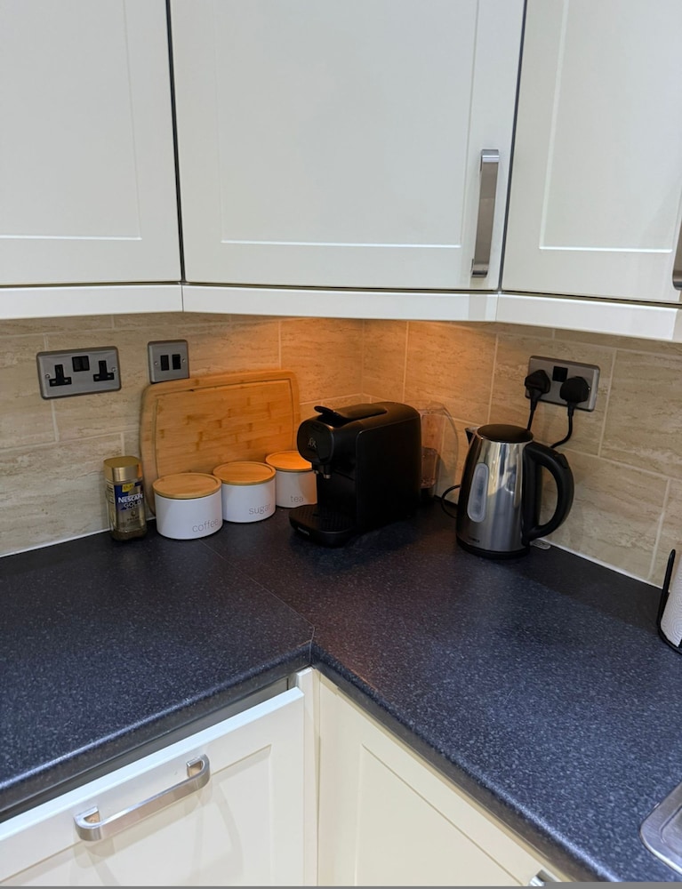 Newly Refurbished - Awesome 3 Bedroom Notting Hill Very Central With a Balcony