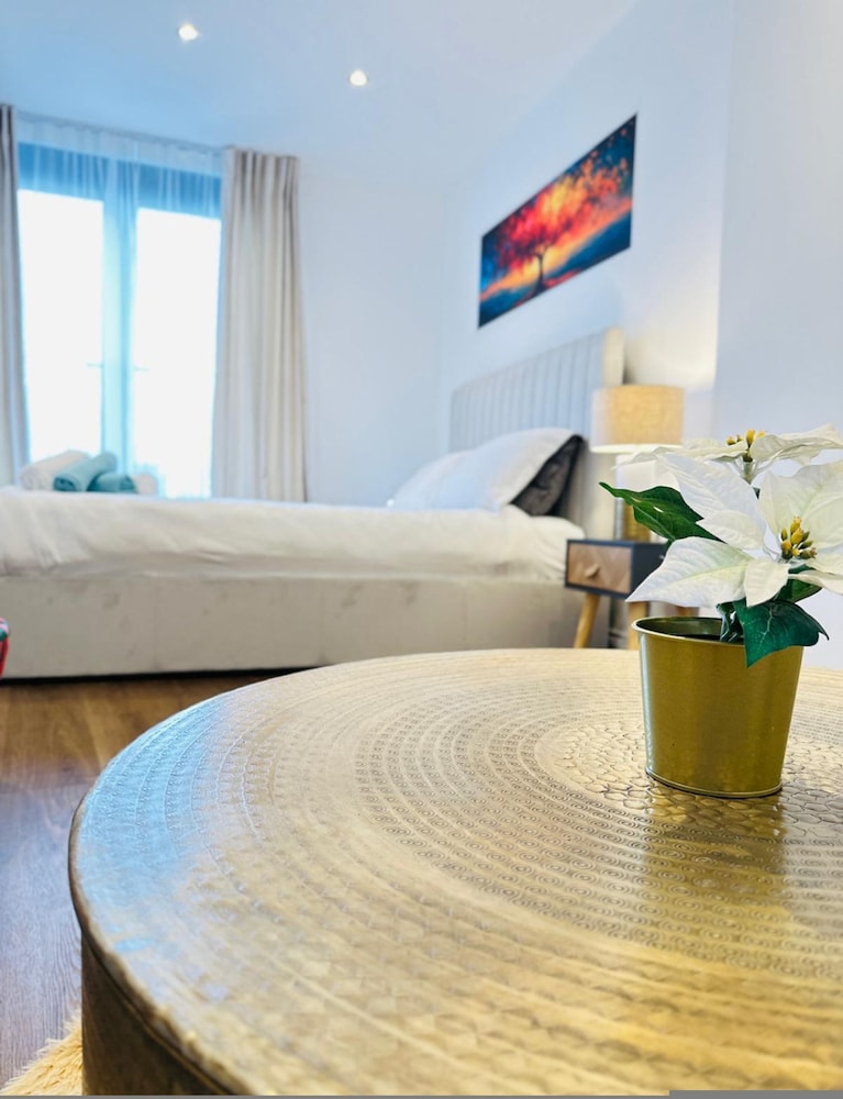Gorgeous Serene Spacious Luxury Apartment 2 Bedrooms Sleeps 6