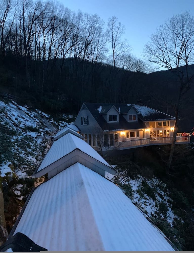 Riverfront Sanctuary Your Mountain Getaway