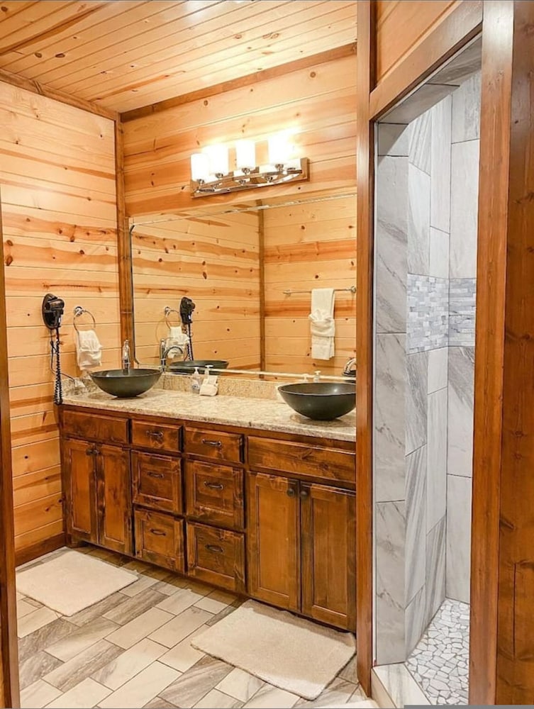 Stone Mountain Lodge Luxurious Rustic Retreat