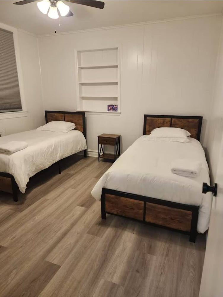 Budget-friendly Home Sleeps 16 Wifi Close to Minyan