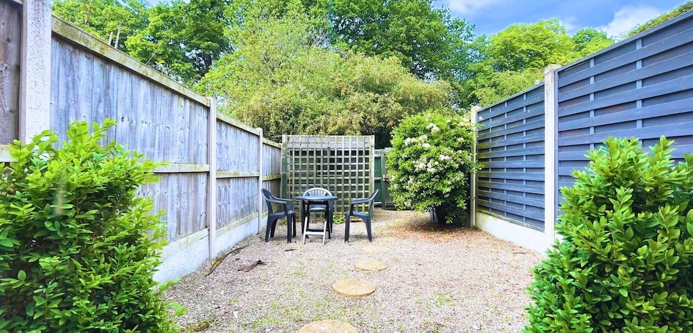 2 Bedrooms - 3 Beds - Quiet Retreat - Parking