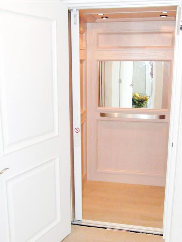 Spacious 6BR Beach Home With Elevator Decks - Ideal for Family Holidays Winter Escapes