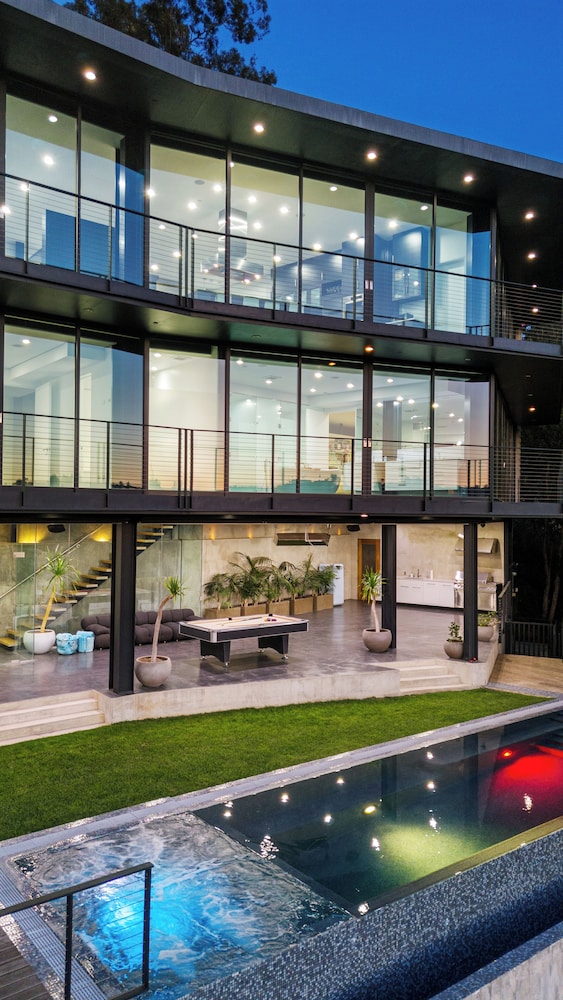 Glass Mansion - Chic Glass Villa in LA Hills With Views, Style & Serenity