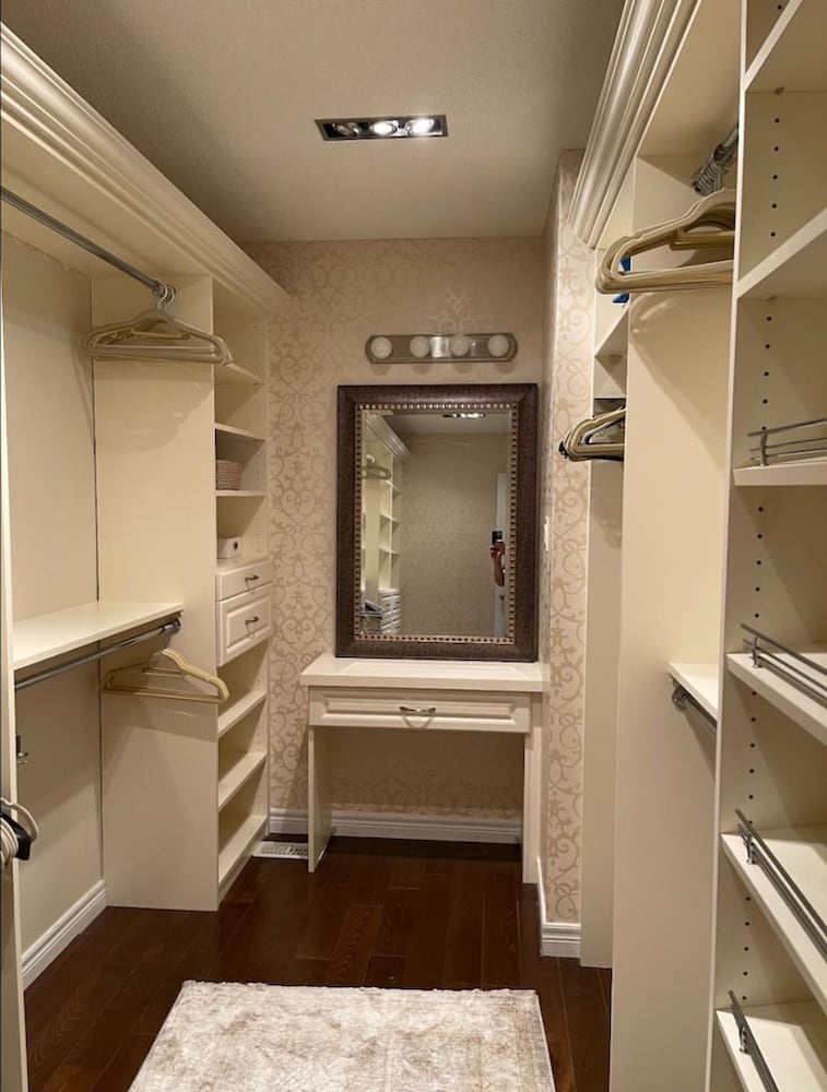 Stylish 4BR Oasis Peaceful Mississauga Location