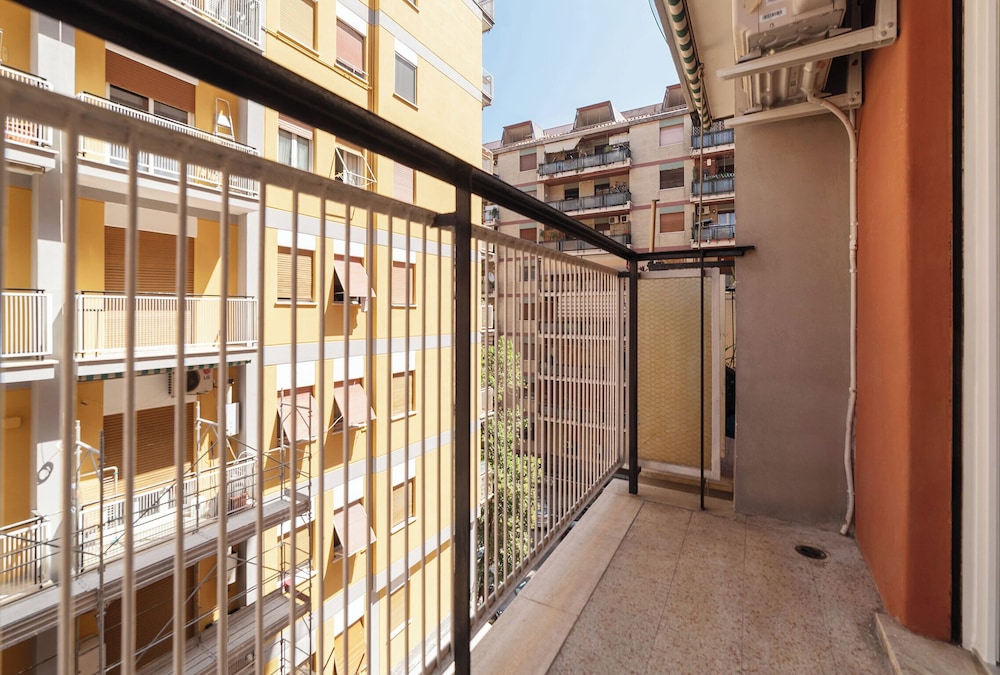 JOIVY Delightful 3-bed Flat with Balcony