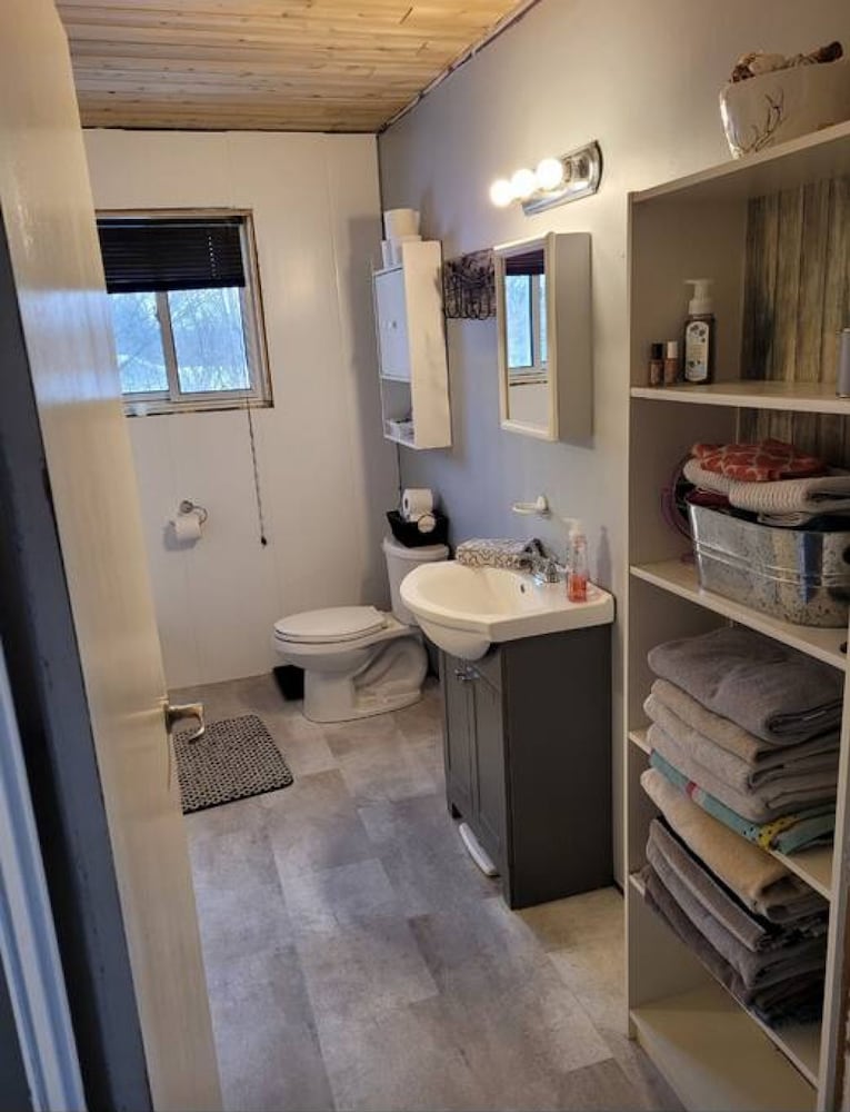 Family Friendly Cottage Walking Distance to Lions Head Beach