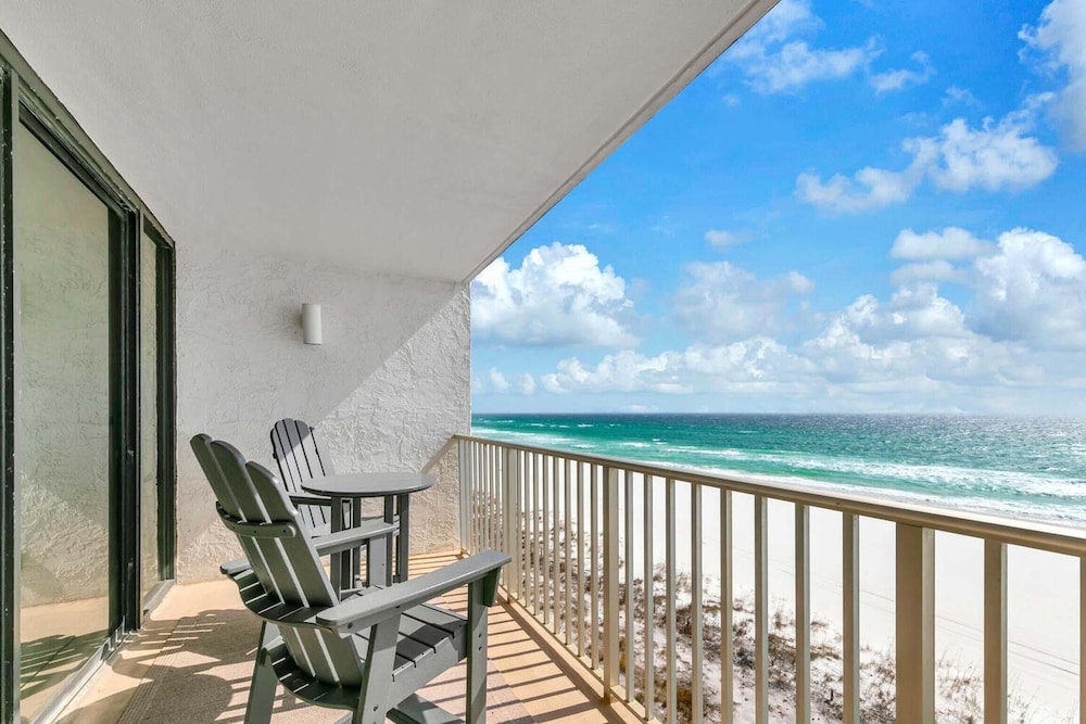 Leeward 403 at Edgewater