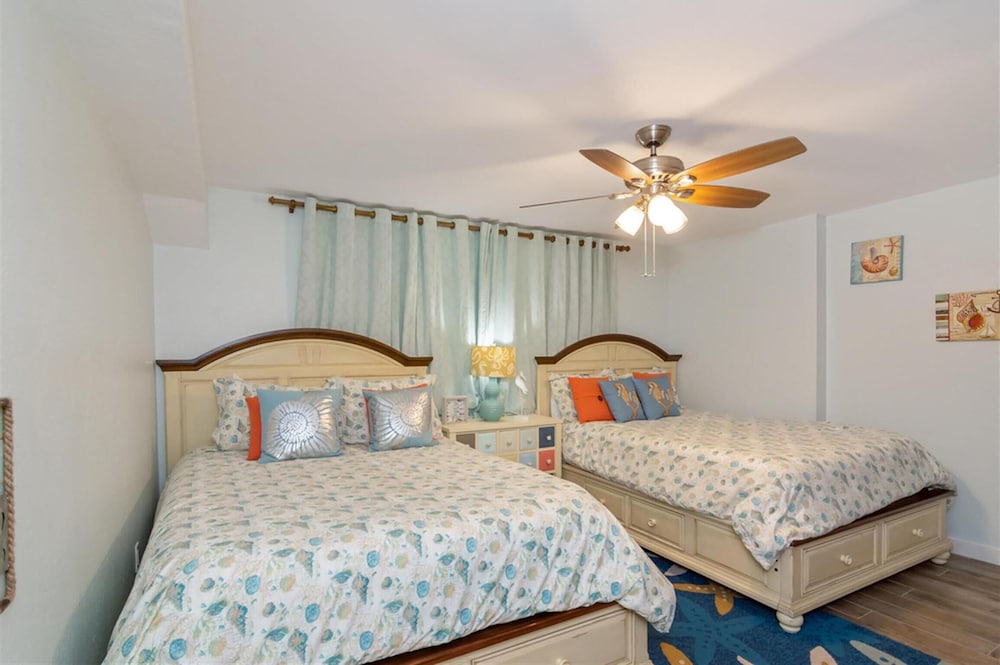 Shoreline Towers 1073