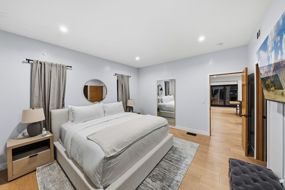 Farley Court - Stylish Hillside Residence With Stunning Views