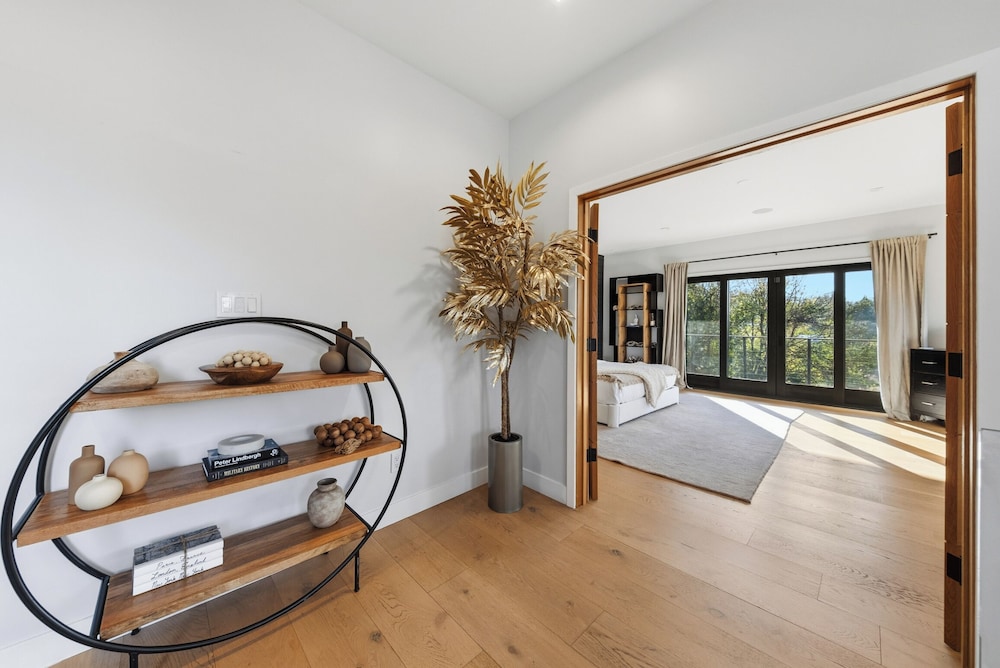 Farley Court - Stylish Hillside Residence With Stunning Views