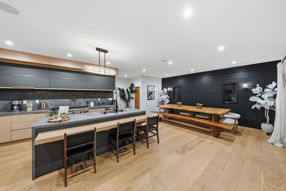 Farley Court - Stylish Hillside Residence With Stunning Views