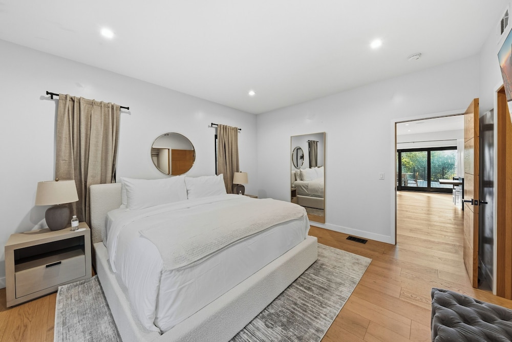 Farley Court - Stylish Hillside Residence With Stunning Views