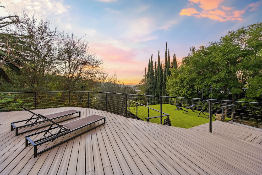 Farley Court - Stylish Hillside Residence With Stunning Views