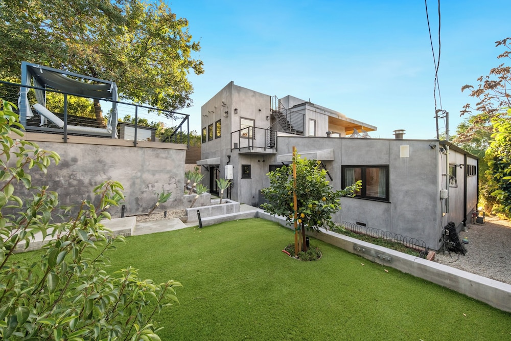 Farley Court - Stylish Hillside Residence With Stunning Views