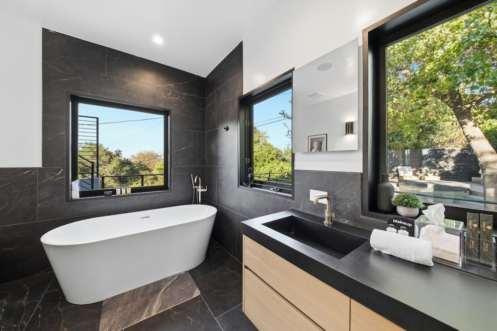 Farley Court - Stylish Hillside Residence With Stunning Views