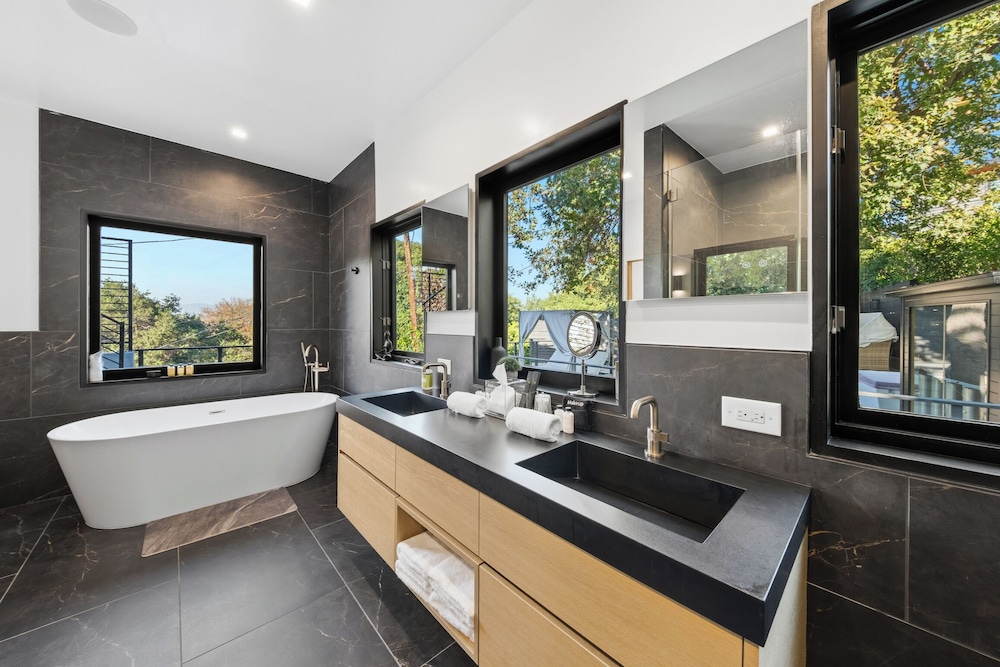 Farley Court - Stylish Hillside Residence With Stunning Views