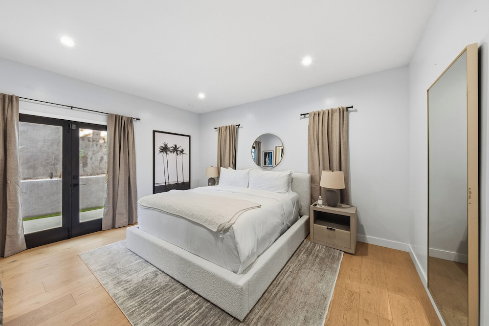 Farley Court - Stylish Hillside Residence With Stunning Views