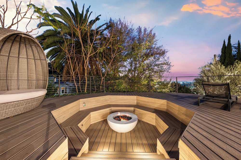 Farley Court - Stylish Hillside Residence With Stunning Views