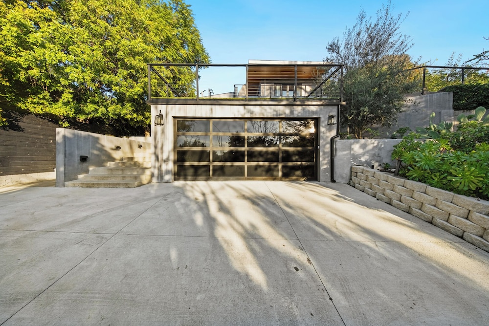 Farley Court - Stylish Hillside Residence With Stunning Views
