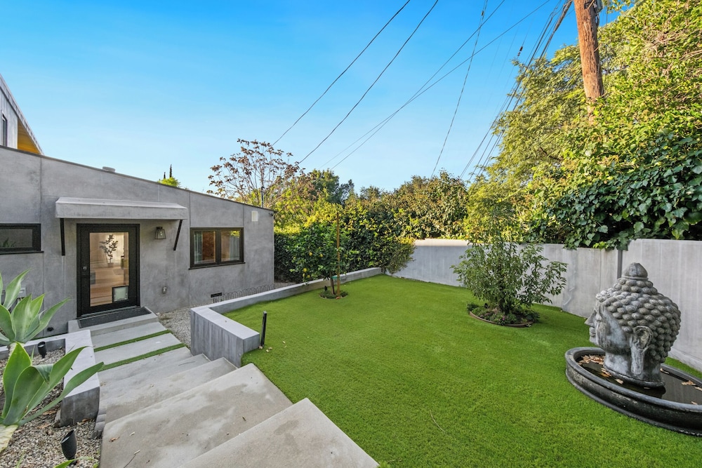 Farley Court - Stylish Hillside Residence With Stunning Views