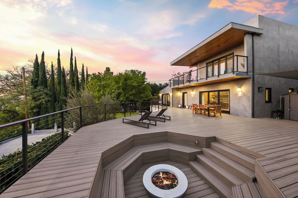 Farley Court - Stylish Hillside Residence With Stunning Views