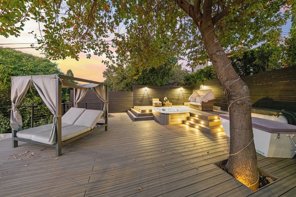 Farley Court - Stylish Hillside Residence With Stunning Views