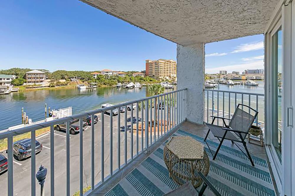 Dolphin Point #401c