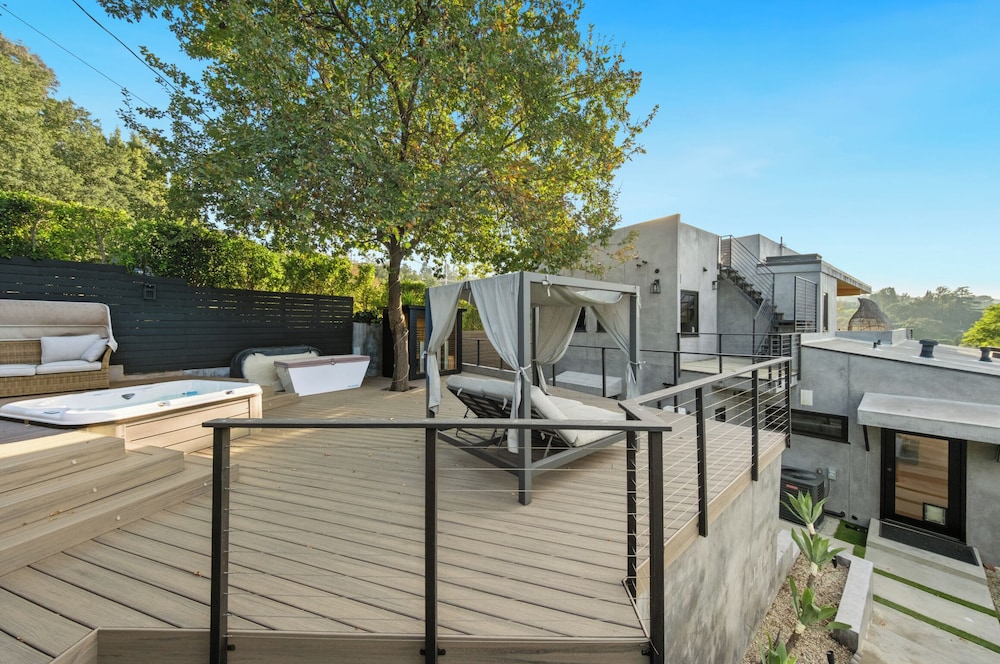 Farley Court - Stylish Hillside Residence With Stunning Views