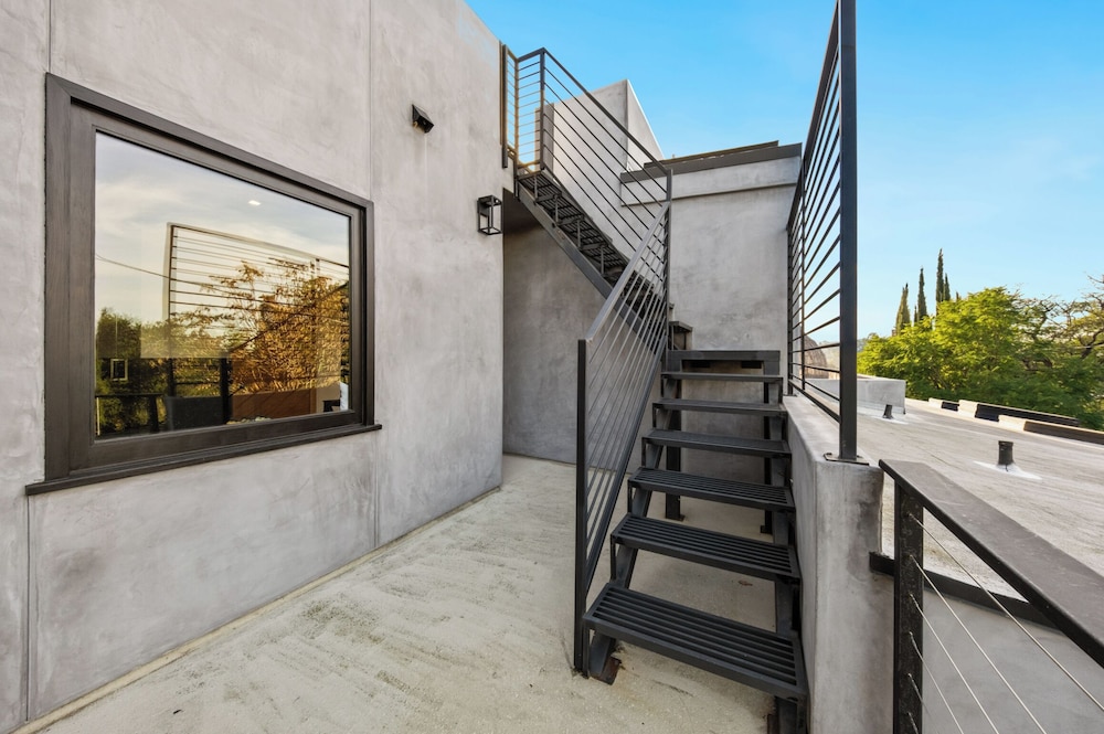 Farley Court - Stylish Hillside Residence With Stunning Views