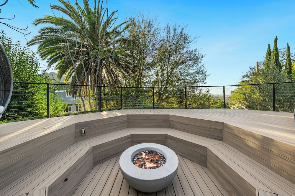 Farley Court - Stylish Hillside Residence With Stunning Views