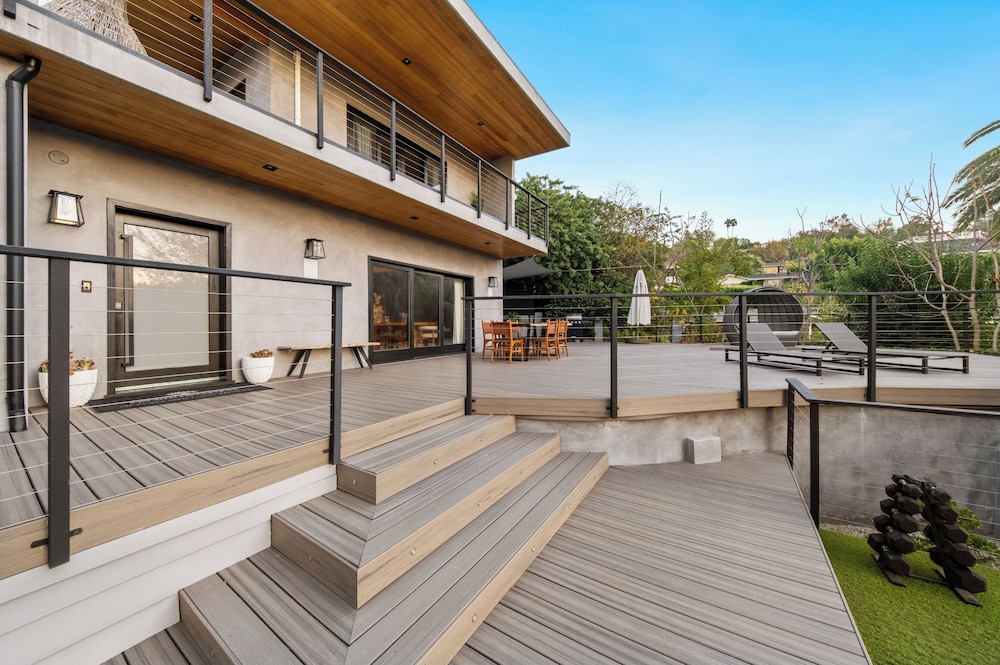 Farley Court - Stylish Hillside Residence With Stunning Views