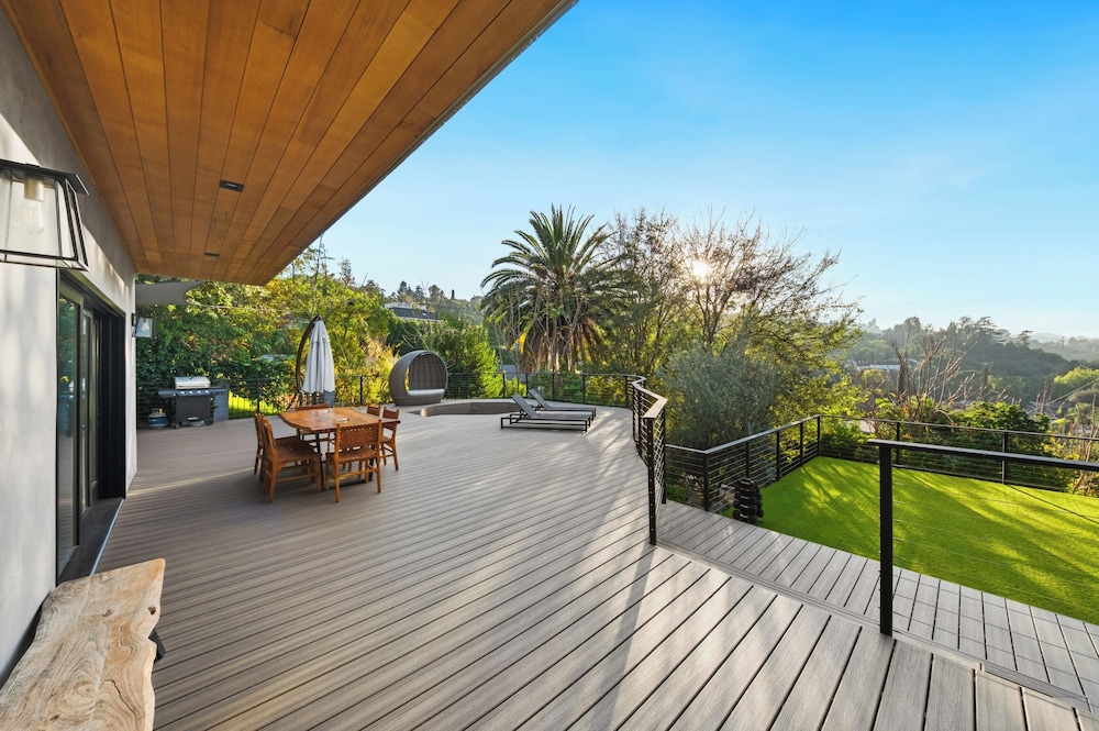Farley Court - Stylish Hillside Residence With Stunning Views