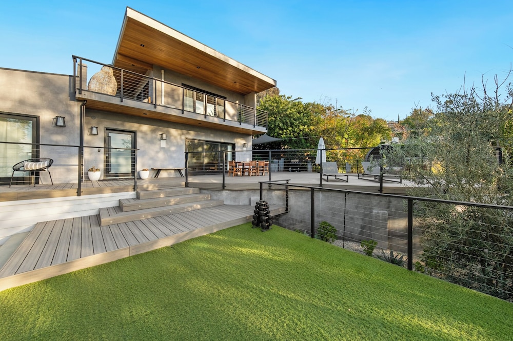 Farley Court - Stylish Hillside Residence With Stunning Views