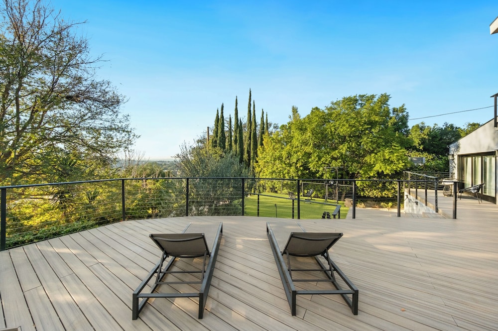 Farley Court - Stylish Hillside Residence With Stunning Views
