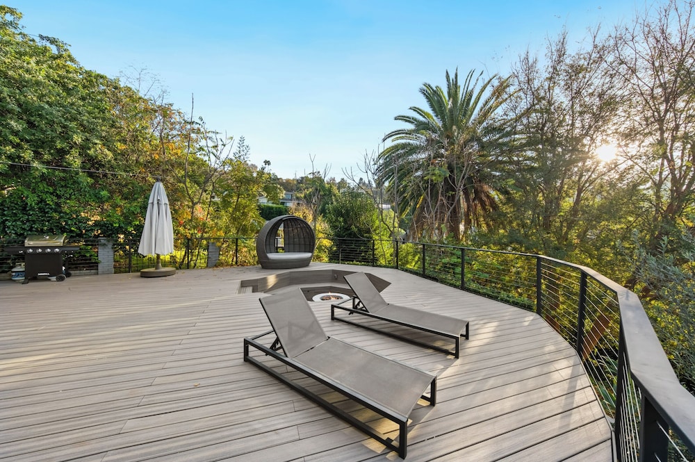 Farley Court - Stylish Hillside Residence With Stunning Views