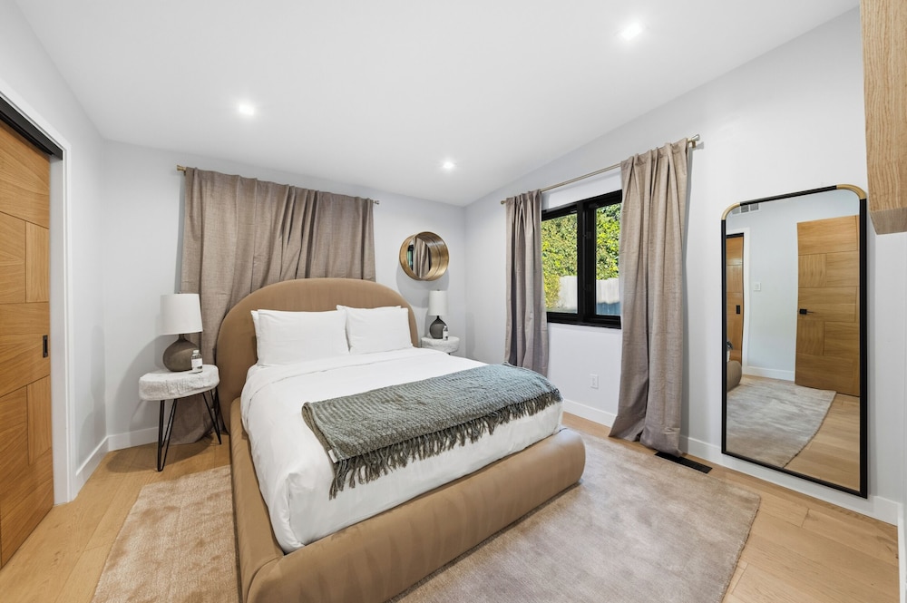 Farley Court - Stylish Hillside Residence With Stunning Views